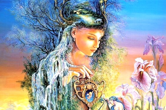 mujer sujetando espejo con escenario florar en la cabeza