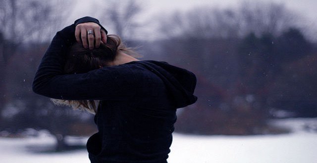 Mujer con trastorno esquizoide tapándose la cabeza con las manos