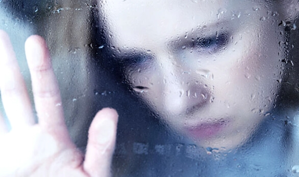 Mujer triste que necesita ir al psicólogo