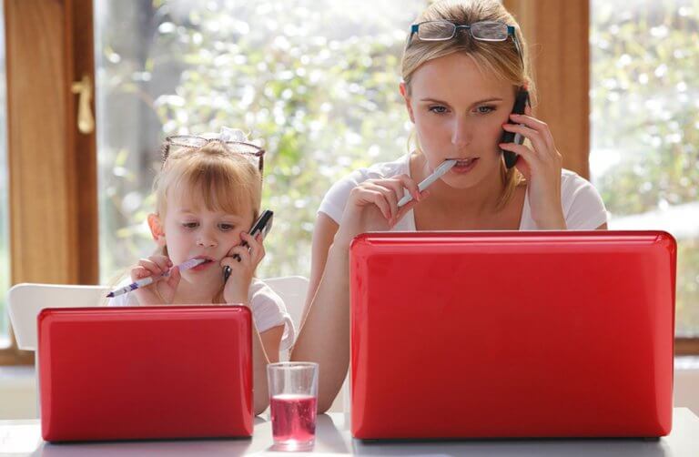 Niña imitando a su madre simbolizando el aprendizaje social