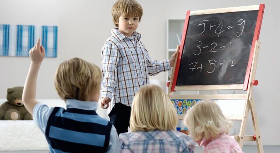 Niño haciendo de profesor
