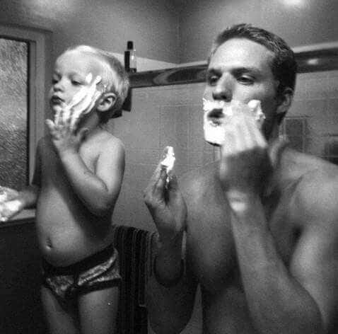 Niño imitando a su padre mientras se afeita