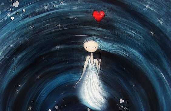 fille avec un ballon en forme de coeur