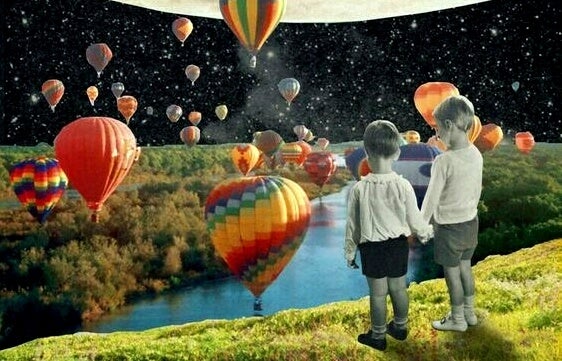 niños mirando globos