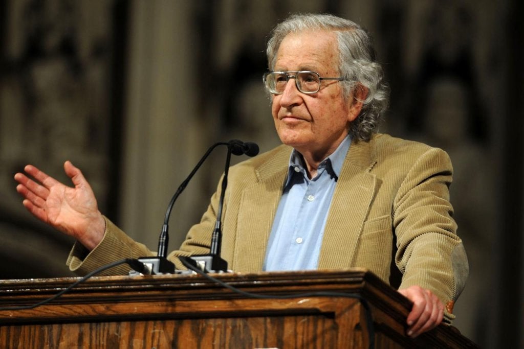 Noam Chomsky dando un discurso