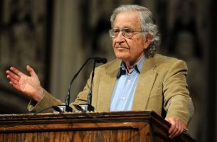 Noam Chomsky dando un discurso
