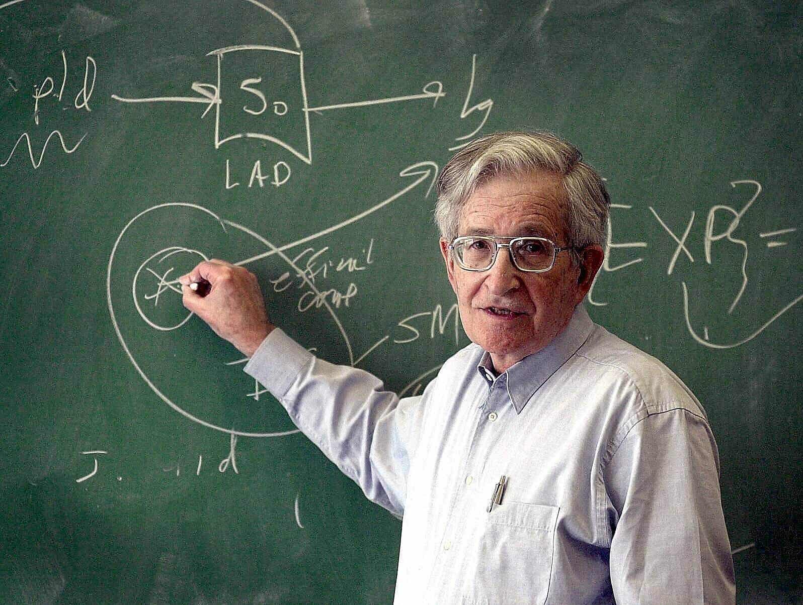 Noam Chomsky escribiendo en una pizarra