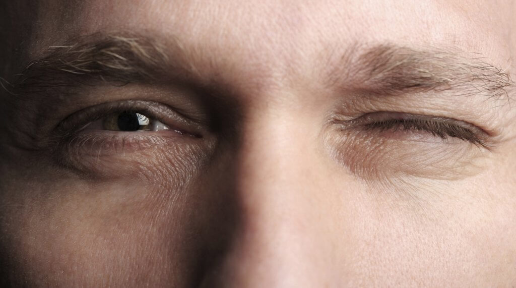 Hombre guiñando un ojo