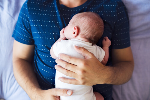 Padre con su hijo sobre su pecho