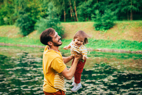 Padre divirtiéndose con su hijo