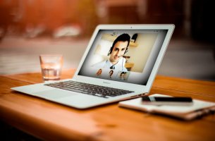 pantalla de ordenador con un psicólogo online