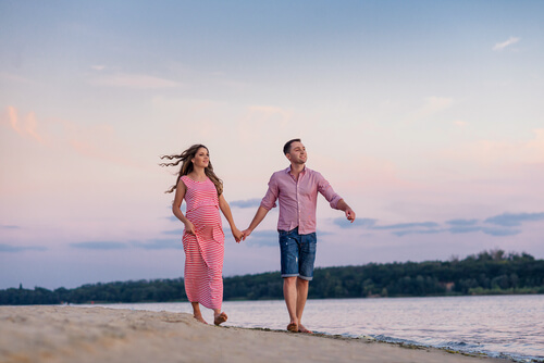 Pareja paseando por la playa