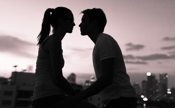 pareja de la mano y mirándose mostrando inteligencia sexual