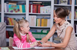 Pedagoga atendiendo a una niña