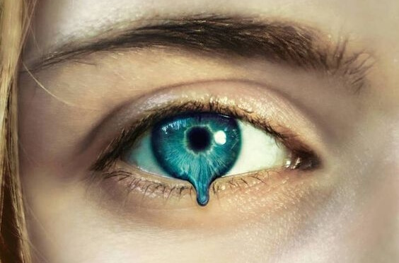 Rostro con ojo que se derrite