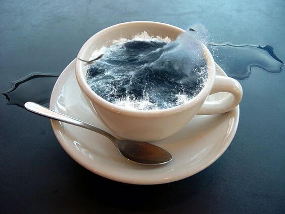 Taza llena de agua