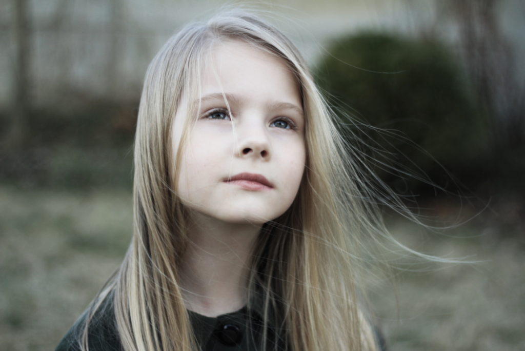 niña rubia representando las habilidades sociales en los niños