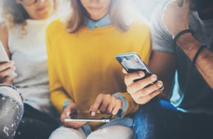 Amigos con smartphone