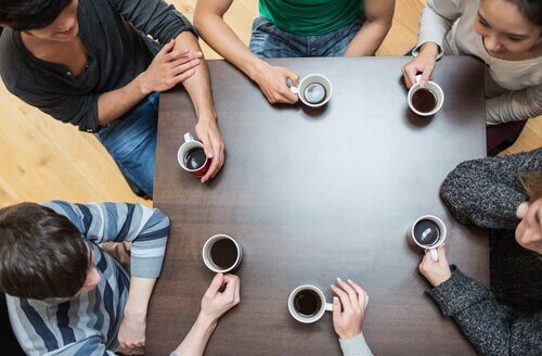 Amigos tomando café