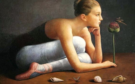 Bailarina observando libélula en una flor con sus detalles
