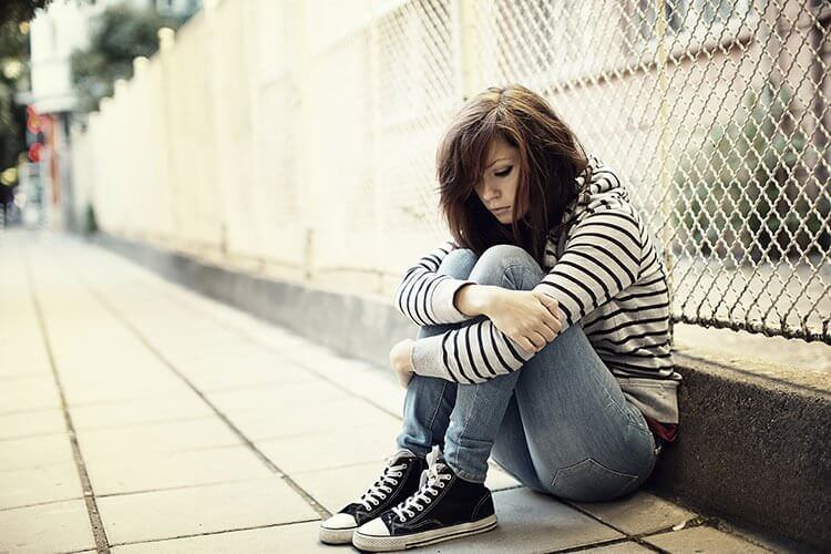 Chica con trastorno de la personalidad dependiente