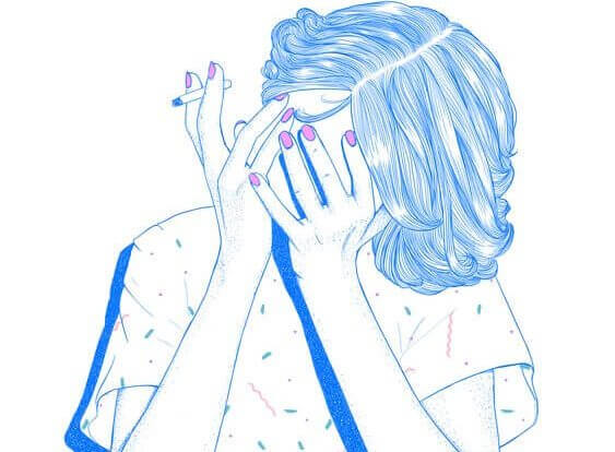 Chica joven tapándose mientras fuma