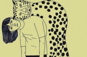 chica sujetando tigre en la espalda sufriendo amistad tóxica