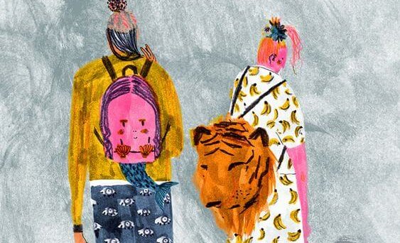 chicas con mochilas de animales