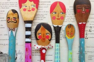 cucharas con rostros pintados representando una familia