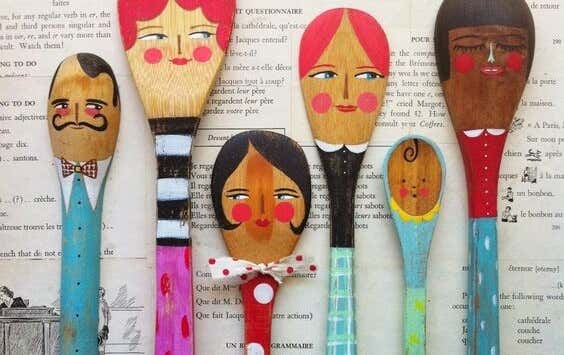 Cucharas con rostros pintados representando una familia