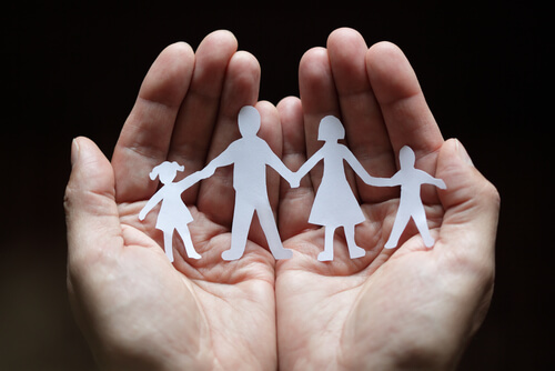 Familia hecha de papel