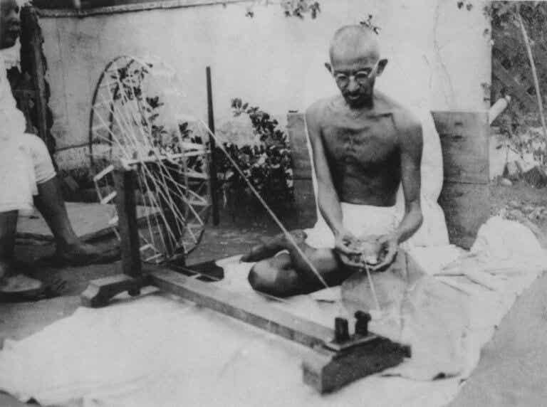 Ghandi tejiendo