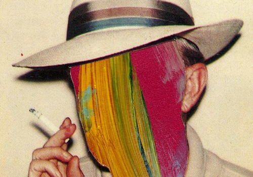 hombre con cabeza de colores y cigarro en la mano