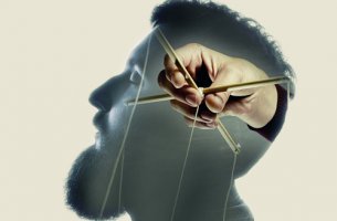 Hombre manipulado para representar los efectos de la publicidad en el inconsciente