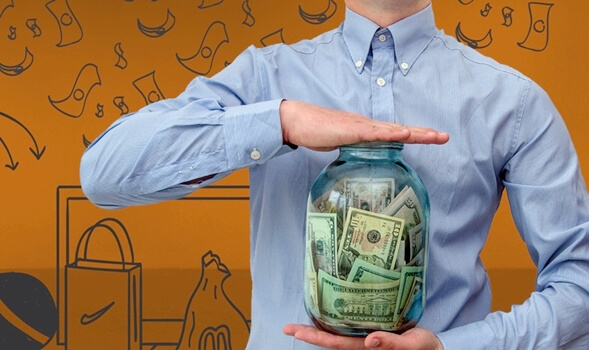 Hombre con frasco de dinero que no quiere gastar más de lo que tiene