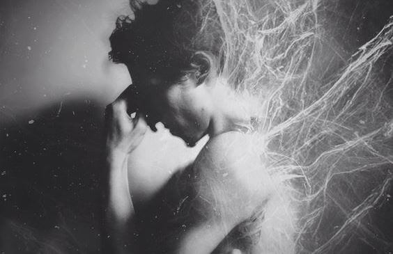 hombre con haz de luz a la espalda