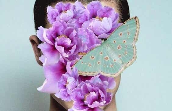 hombre con mariposa y flores en el rostro