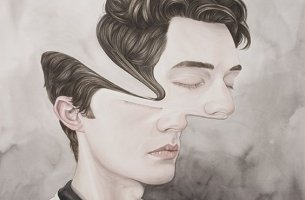 hombre que sufre pronoia con rostro desencajado
