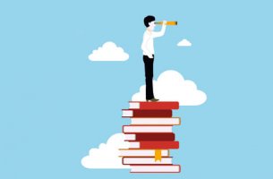 Hombre encima de libros pensando en cómo estudiar mejor