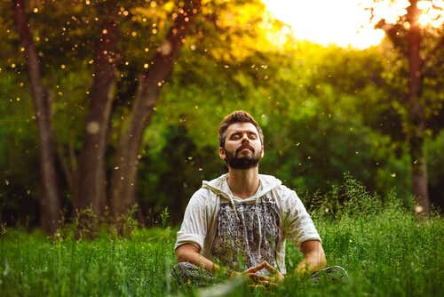 Homem fazendo meditação na natureza