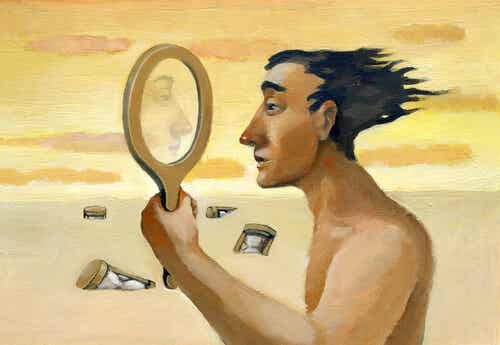Hombre mirándose a un espejo