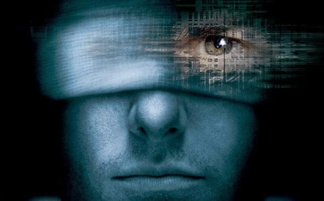 hombre que ve a través de una venda en los ojos