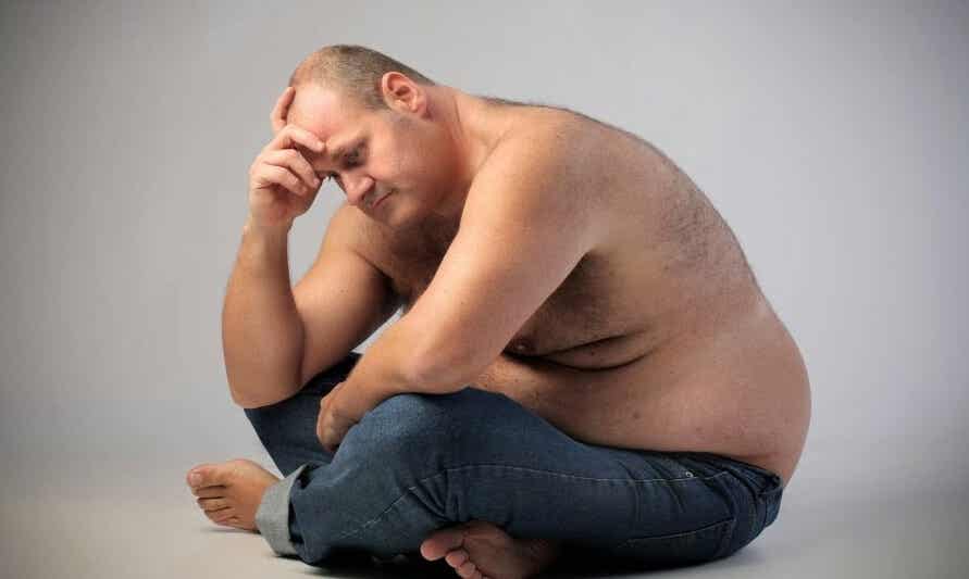 hombre triste con sobrepeso