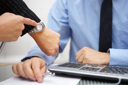 Jefe tóxico presionando con la hora a su empleado