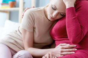 Madre abrazando a su hija con Alzheimer
