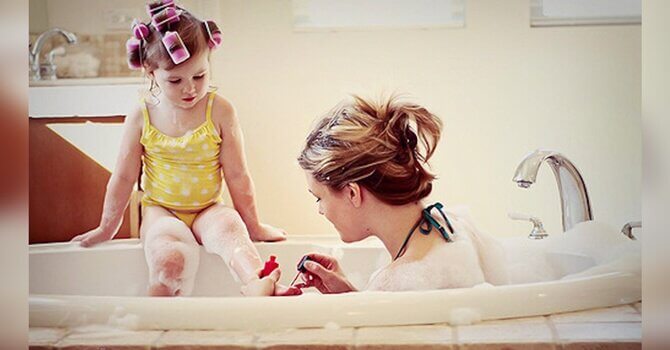 Madre pintando uñas de su hija
