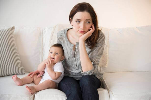 Madre con su bebé preocupada