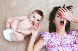 madre real con su bebé