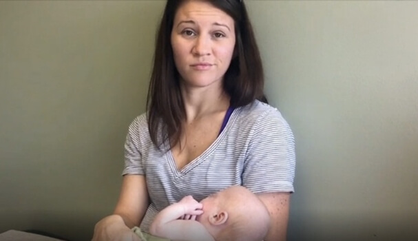 mamá con su hijo en brazos