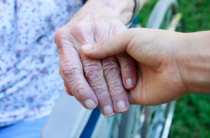 Mano de un hijo agarrando la de su padre